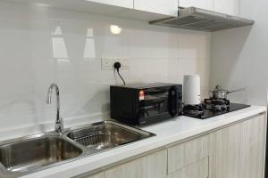 cocina con fregadero y microondas en Twin Rooms with Swimming Pool & Wi-Fi Netflix at Cyberjaya Nearby KLIA, en Cyberjaya