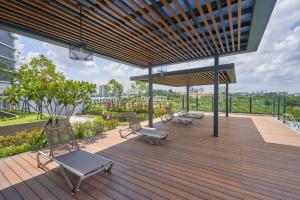 una terraza de madera con tumbonas. en Twin Rooms with Swimming Pool & Wi-Fi Netflix at Cyberjaya Nearby KLIA, en Cyberjaya