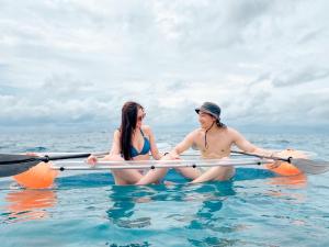 小琉球的住宿－微浮民宿 ，两个女人坐在水中的船上