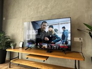 TV de pantalla plana en la parte superior de una mesa en My Cool Home x The Quintet @ Cameron Highlands, en Tanah Rata