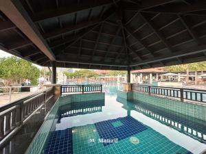 المسبح في Manzil - 1BR in Anantara The Palm with Private Beach & Burj View, Palm Jumeirah أو بالجوار