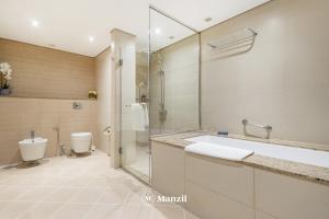حمام في Manzil - 1BR in Anantara The Palm with Private Beach & Burj View, Palm Jumeirah