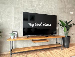 een flatscreen-tv zittend op een tafel bij My Cool Home x The Quintet @ Cameron Highlands in Tanah Rata