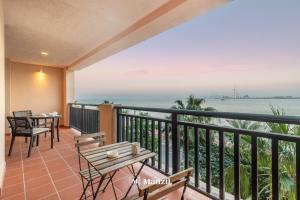 شرفة أو تراس في Manzil - 1BR in Anantara The Palm with Private Beach & Burj View, Palm Jumeirah