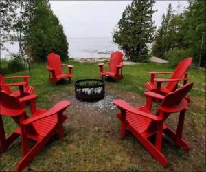 Foto dalla galleria di Waterfront Cottage in Lion's Head a Stokes Bay