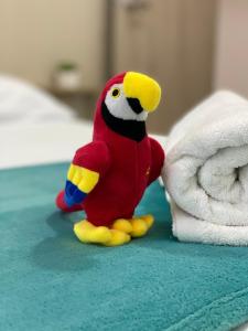 Wypchana papuga siedząca obok ręcznika w obiekcie Guakmaya hostel w mieście Cartagena de Indias