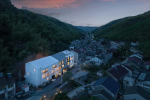 Fotografia z galérie ubytovania Tingjian Twenty-three Bay Rock Wall Private Soup Designer Homestay v destinácii Yixing