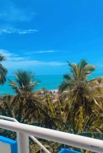 una vista dal balcone di un resort con palme di Casa alto da Boa Vista a Maragogi