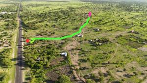 una vista aérea de una carretera con una línea verde en DUPOTO HOMESTAY VILLAGE - MASAI VILLAGE (BOMA) en Mto wa Mbu