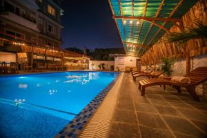 uma piscina com bancos ao lado de um edifício em Majheri Resort and Spa em Pokhara