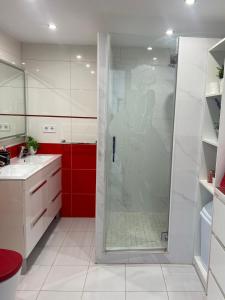 トレモリノスにあるAPARTAMENTO CON VISTAS AL MARのバスルーム(シャワー、シンク付)