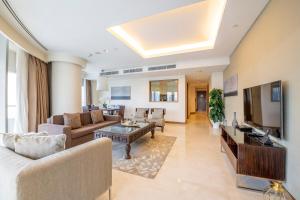 Ruang duduk di EMAAR Residences Fashion Avenue - former Address Dubai Mall Residences by Qstay- Full Burj Khalfa Fountain view