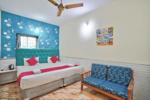 1 dormitorio con 1 cama y 1 silla en Dolphin service apptment en Calangute