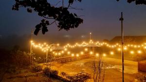 um monte de luzes num parque de estacionamento à noite em Vân Hồ Ecolodge em Mộc Châu