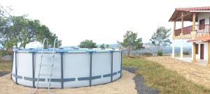 un gran tanque de agua sentado junto a una casa en CASA CAMPESTRE VILLA COVA Da IRIA BARICHARA, en Barichara