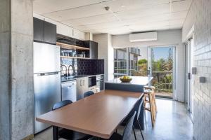 Kuchyň nebo kuchyňský kout v ubytování Yamba Views Iluka Apartment