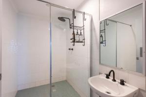 Koupelna v ubytování Yamba Views Iluka Apartment + 25 fotografií