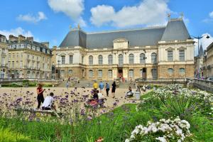 a large building with people walking in front of it at Parlement - Beau Studio in Rennes