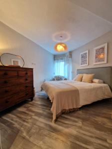 una camera con un grande letto e un comò di Tuca - Cozy Duplex with Private Parking Betren - Vielha a Vielha