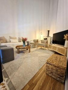 un soggiorno con divano e TV di Tuca - Cozy Duplex with Private Parking Betren - Vielha a Vielha
