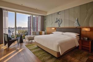 Postel nebo postele na pokoji v ubytování Hyatt Centric Gaoxin Xi'An