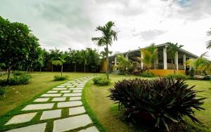 Kota的住宿－Anaya Resort，房屋前的石路