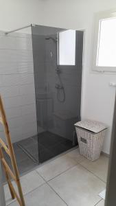 baño con cabina de ducha con puerta de cristal en RésidencesTYS, en Saint-Denis 17 fotos más