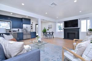 Φωτογραφία από το άλμπουμ του Beautiful 3 Bed Home with a Large Back Yard Outdoor Space στο Λος Άντζελες