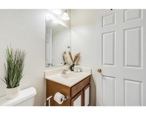 ノース・イーストにあるCharming Basement Hideawayのバスルーム(洗面台、トイレ、鏡付)