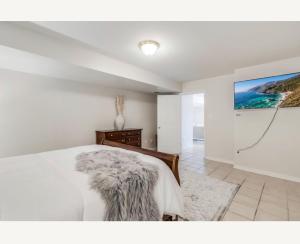 ein Schlafzimmer mit einem Bett und einem Wandgemälde in der Unterkunft Charming Basement Hideaway in North East