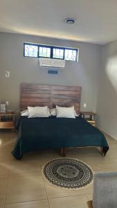 a bedroom with a large bed and a window at Estudio a 5 minutos de Sayulita -Parota 1 in San Ignacio
