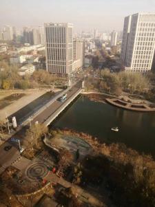 Vue aérienne d'une ville avec une masse d'eau dans l'établissement Ramada Plaza Weifang, à Weifang