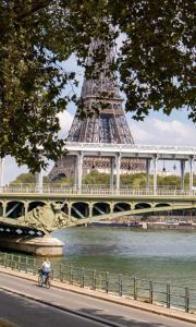 une personne faisant du vélo devant la tour de l'eiffel dans l'établissement Appart'Chic, à Paris