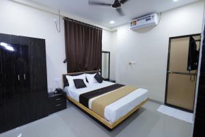 Giường trong phòng chung tại Hotel SolStay Inn Residency