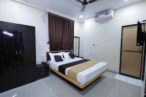 a bedroom with a large bed in a room at Hotel SolStay Inn Residency in Thane