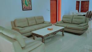 uma sala de estar com dois sofás e uma mesa de centro em The ROI Palace em Faridabad