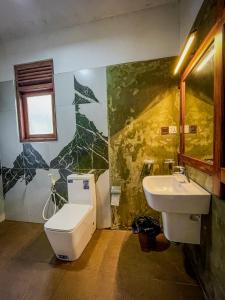 bagno con servizi igienici e lavandino di The Residence Ella a Ella