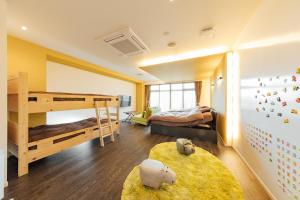ObuseThe Hotel Obuse的一间卧室，配有两张双层床和一张地毯