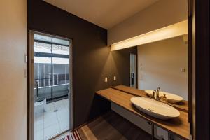 ObuseThe Hotel Obuse的带水槽和镜子的浴室