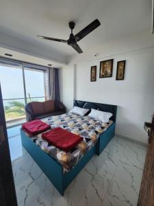 1 dormitorio con 1 cama y 1 sofá en Ocean Front By Seascapes en Ānjarle