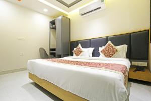 Tempat tidur dalam kamar di Hotel Apple Villa - Near Delhi Airport with Free Airport Transsfer