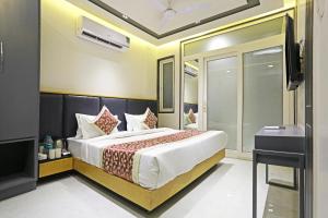 Ein Bett oder Betten in einem Zimmer der Unterkunft Hotel Apple Villa - Near Delhi Airport with Free Airport Transsfer