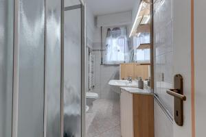 Casa Rosanna في فلورنسا: حمام مع مرحاض ومغسلة