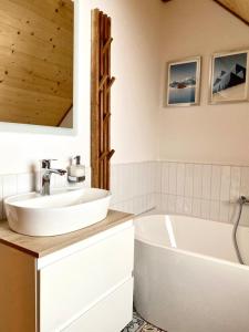 uma casa de banho com uma banheira e um lavatório e uma banheira em Chata pod horou em Stará Lesná