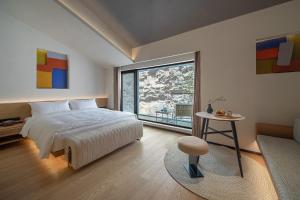 Fotografia z galérie ubytovania Tingjian Twenty-three Bay Rock Wall Private Soup Designer Homestay v destinácii Yixing