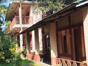 uma casa com um alpendre e uma varanda em Hotel Tree Land em Sauraha