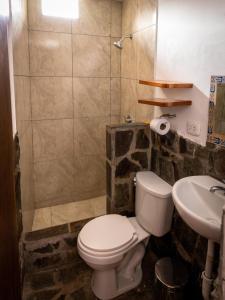 YanqueにあるSumaq Wayraのバスルーム(トイレ、洗面台付)