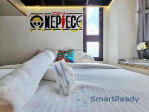 una camera da letto con un letto con lenzuola bianche e una finestra di Sunway GRID by SR Home a Kampong Pendas