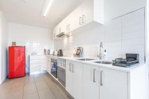 Una cocina o zona de cocina en 2BR Penthouse with Breathtaking View! - Hosted by CanStay