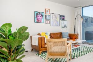 una sala de estar con un sofá y una mesa en 2BR Penthouse with Breathtaking View! - Hosted by CanStay, en Canberra